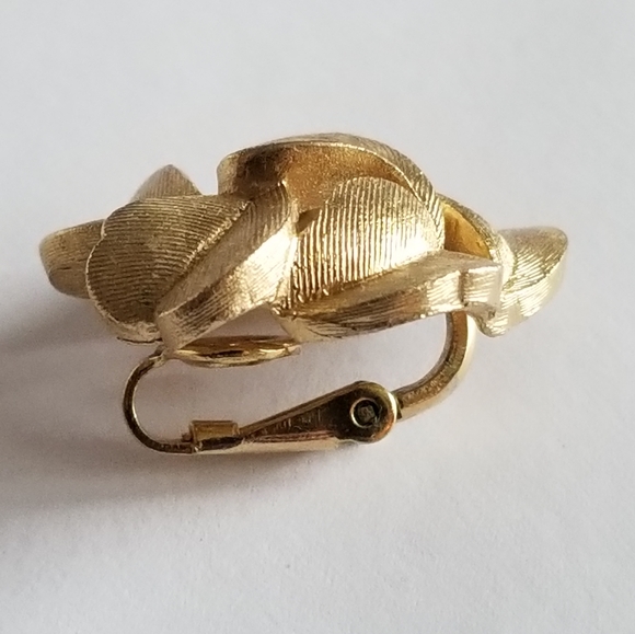 Vintage Crown Trifari single clip on earring gold tone leaf leaves - Picture 8 of 12